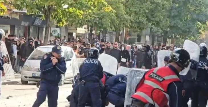 Protesta e dhunshme në Durrës, shoqërime masive nga forcat e rendit, pesë policë në spital