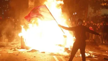 Protesta e dhunshme në Tiranë, ambasada amerikane thirrje shtetasve të saj: Shmangni demonstratat
