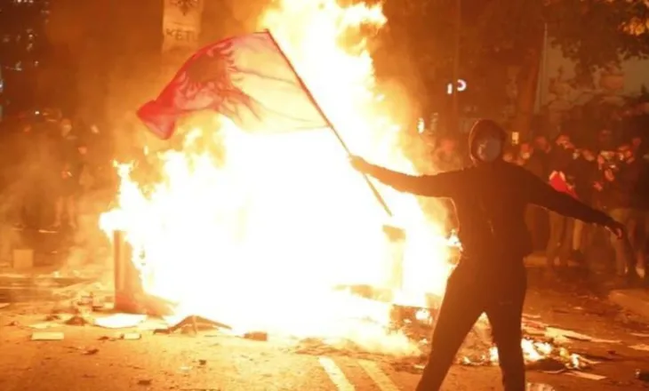 Protesta e dhunshme në Tiranë, ambasada amerikane thirrje shtetasve të saj: Shmangni demonstratat