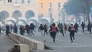 Protesta e dhunshme para Kryeministrisë, Policia bën shoqërimet e para, disa i ndjek edhe me vrap!