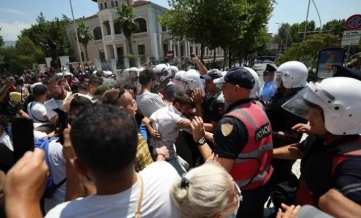 Protesta e dhunshme para Parlamentit, Policia arreston 3 persona, 6 të tjerë procedohen penalisht!