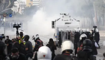 Protesta e dhunshme/ Policia pezullon efektivin e “Shqiponjave”, 5 efektivë të plagosur, hetim për rastin e 28-vjeçarit të dëmtuar në sy