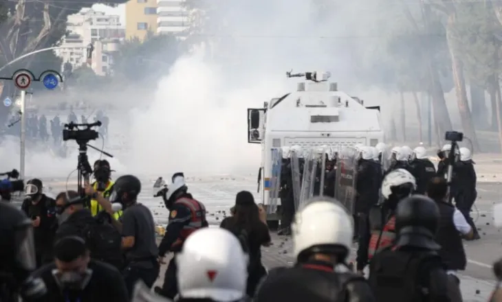 Protesta e dhunshme/ Policia pezullon efektivin e “Shqiponjave”, 5 efektivë të plagosur, hetim për rastin e 28-vjeçarit të dëmtuar në sy