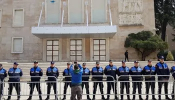 Protesta e PD në Tiranë, Policia blindon Kryeministrinë! Mbi 2 mijë efektivë në terren, dronë dhe agjentë civilë për monitorimin e akteve të dhunës