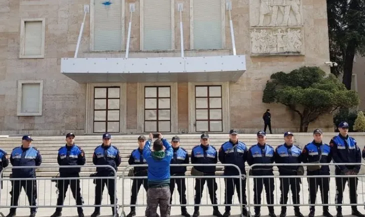 Protesta e PD në Tiranë, Policia blindon Kryeministrinë! Mbi 2 mijë efektivë në terren, dronë dhe agjentë civilë për monitorimin e akteve të dhunës