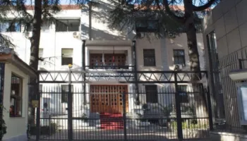 Protesta e përshkallëzuar në Tiranë, Gjykata e Apelit njofton personelin të largohen nga institucioni
