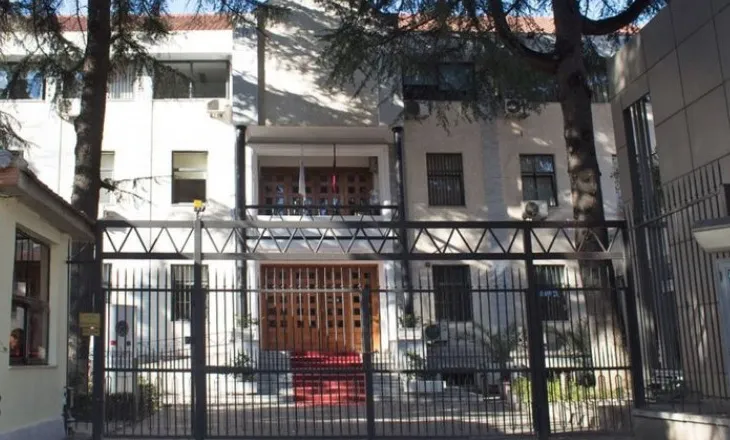 Protesta e përshkallëzuar në Tiranë, Gjykata e Apelit njofton personelin të largohen nga institucioni