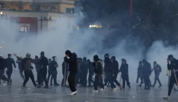 Protesta e së shtunës, Policia: 23 persona të arrestuar, 13 të proceduar dhe 30 në kërkim (EMRAT)