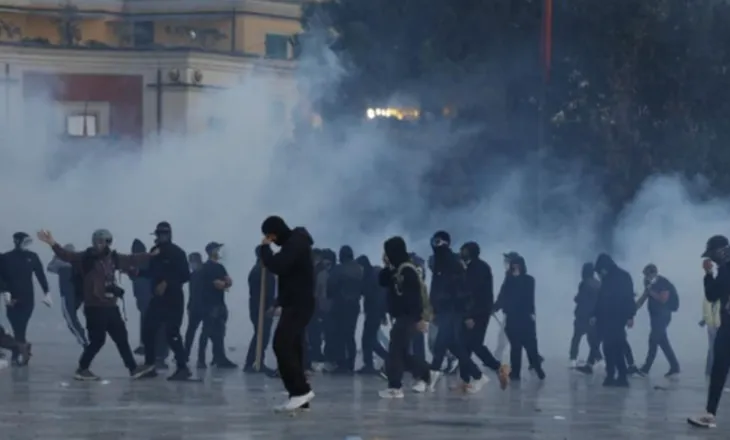 Protesta e së shtunës, Policia: 23 persona të arrestuar, 13 të proceduar dhe 30 në kërkim (EMRAT)