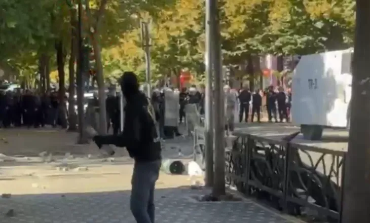 Protesta e studentëve 14 tetor! Policia: 55 të arrestuar, 98 në hetim- u shkatërruan bankomate, kamera, semaforë, ministri