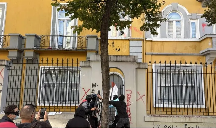 Protesta e studentëve denigron në akte dhune, shkulin pllakat e trotuarit dhe godasin me gurë godinën e Ministrisë së Arsimit! Shkulet gardhi, thyhen xhamat (VIDEO)