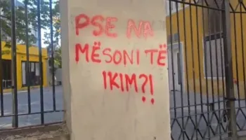 Protesta e studentëve/ Grafiti i veçantë i të rinjve para Ministrisë së Arsimit: Pse na mësoni të ikim