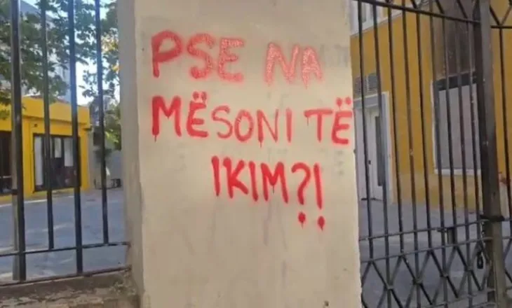 Protesta e studentëve/ Grafiti i veçantë i të rinjve para Ministrisë së Arsimit: Pse na mësoni të ikim