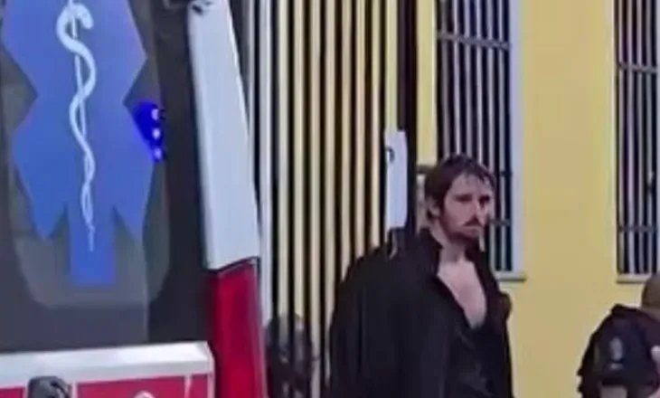 Protesta e studentëve në Tiranë, policia prangos një të ri pranë hyrjes së institucionit
