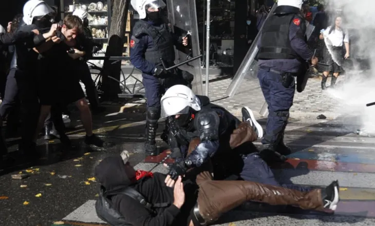 Protesta e studentëve në Tiranë/ Policia rrahu brutalisht edhe kalimtarë të rastit