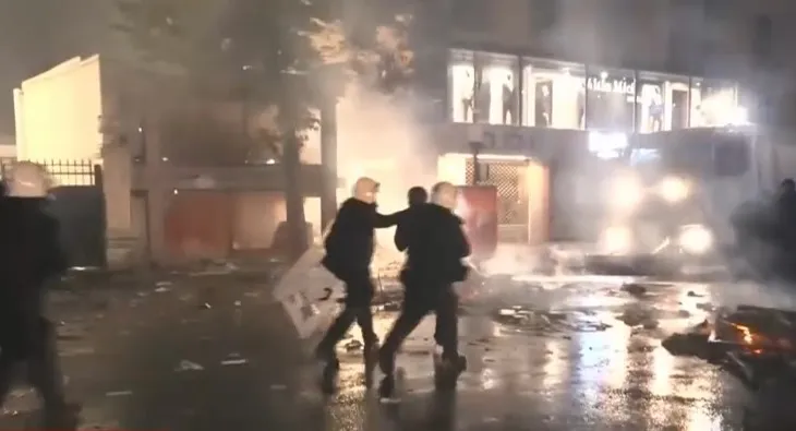 Protesta e studentëve, Policia i zmbraps me ujë e gaz lotsjellës, të tjera arrestime (FOTO)
