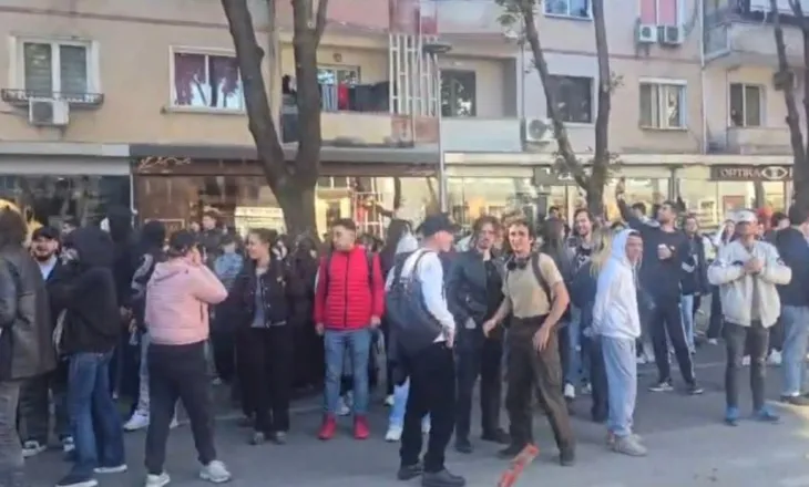 Protesta e studentëve vazhdon, ndalen tek Drejtoria e Policisë në Tiranë