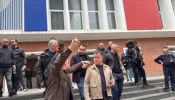 Protesta e thirrur nga PD, deputetët dhe protestuesit marshojnë drejt Kryeministrisë (VIDEO)