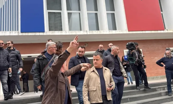 Protesta e thirrur nga PD, deputetët dhe protestuesit marshojnë drejt Kryeministrisë (VIDEO)
