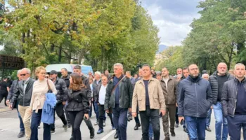 Protesta e thirrur nga PD/ Nis marshimi nga selia blu drejt Kryeministrisë, në krye deputetët demokratë
