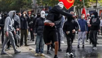 Protesta, flet piktori dhe pedagogu i njohur Haliti: Jam me studentët, jo me ata me maska që bëjnë dhunë! (VIDEO)
