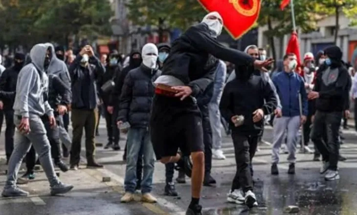 Protesta, flet piktori dhe pedagogu i njohur Haliti: Jam me studentët, jo me ata me maska që bëjnë dhunë! (VIDEO)