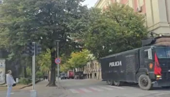 Protesta kombëtare e studentëve! Policia me plan masash, autoboti i ujit vendoset pranë Kryesisë së Kuvendit