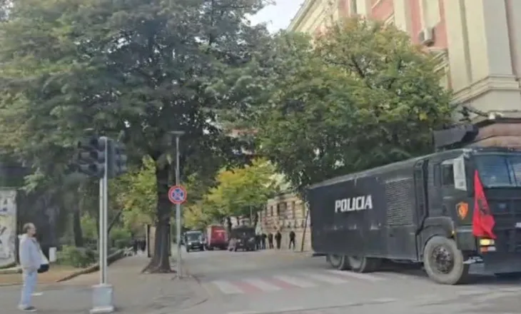 Protesta kombëtare e studentëve! Policia me plan masash, autoboti i ujit vendoset pranë Kryesisë së Kuvendit