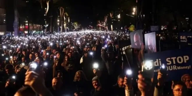Protesta kundër qeverisë, pedagogët bashkohen me studentët: Çdo ditë në shesh deri në dorëheqjen e Ramës!