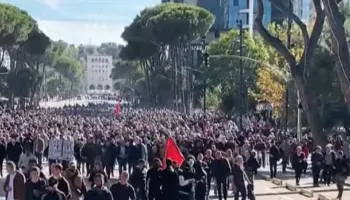 Protesta/ Mbështetësit e PD zhvendosen drejt Ministrisë së Arsimit