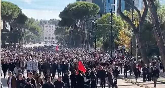 Protesta/ Mbështetësit e PD zhvendosen drejt Ministrisë së Arsimit
