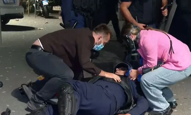 Protesta mbi 10 orë në Tiranë, dy protestues dhe tre policë në spital