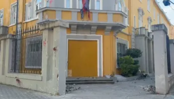 Protesta/ Ministria e Arsimit blindon dyert dhe dritaret me kompensatë