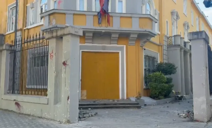 Protesta/ Ministria e Arsimit blindon dyert dhe dritaret me kompensatë