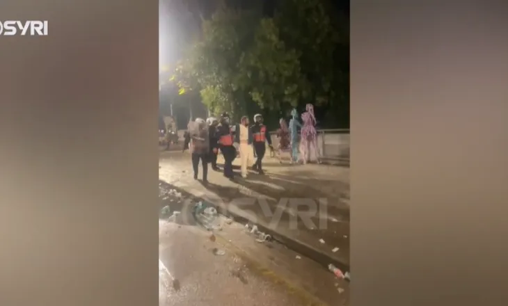Protesta në bulevard/ Arrestohet i riu, 7 policë për ta shoqëruar në makinë