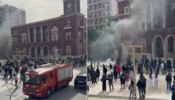 Protesta në Durrës, gjimnazistët shkatërrojnë koshat e mbeturinave dhe sinjalistikën rrugore!
