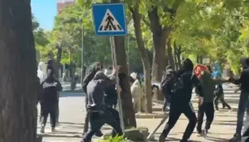 Protesta në Elbasan, shkulen tabelat e sinjalistikës rrugore dhe digjen kosha,  shoqërohet një person