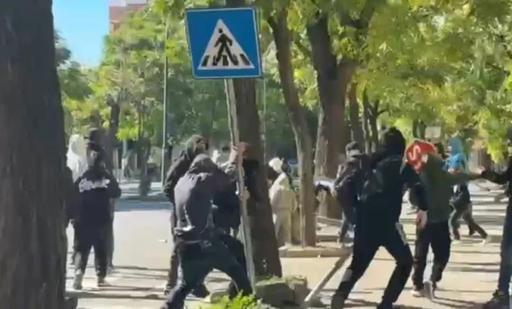 Protesta në Elbasan, shkulen tabelat e sinjalistikës rrugore dhe digjen kosha,  shoqërohet një person