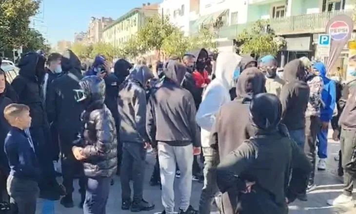 Protesta në Elbasan, të rinjtë marshojnë në bulevard: Çohuni nga kafja dhe bashkohuni me ne!