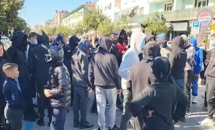 Protesta në Elbasan/ Të rinjtë zbresin në bulevard dhe thërrasin qytetarët t’u bashkohen