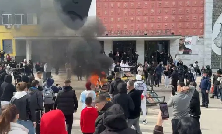 Protesta në Korçë/ 2 të arrestuar dhe 23 nën hetim, mes tyre 15 të mitur