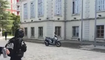 Protesta në Shkodër, gjimnazistët sulmojnë me gurë Bashkinë dhe shkaktojnë dëme! Policia shoqëron disa prej tyre