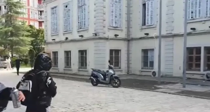 Protesta në Shkodër, gjimnazistët sulmojnë me gurë Bashkinë dhe shkaktojnë dëme! Policia shoqëron disa prej tyre