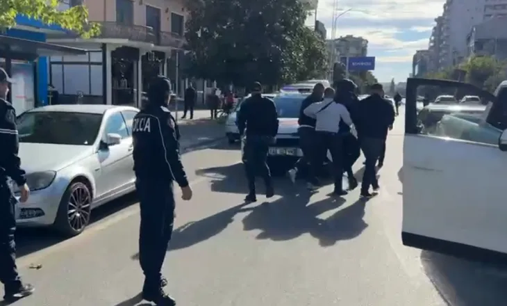 Protesta në Shkodër, tensione gjatë marshimit, policia shoqëron disa të rinj (VIDEO)