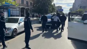 Protesta në Shkodër, tensione gjatë marshimit, policia shoqëron disa të rinj