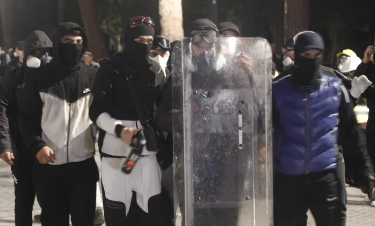 Protesta në Tiranë/ Arrestohen 9 persona dhe 20 të tjerë shpallen në kërkim, në pranga edhe një gjerman