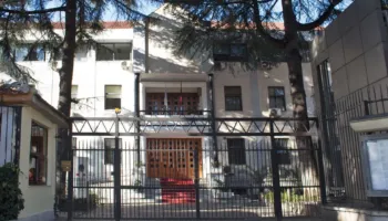 Protesta në Tiranë/ Gjykata e Apelit njofton personelin të largohen nga institucioni