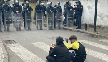 Protesta në Tiranë/ I madh dhe i vogël në këmbë, dy fëmijë ulen përballë policisë te Ministria e Arsimit
