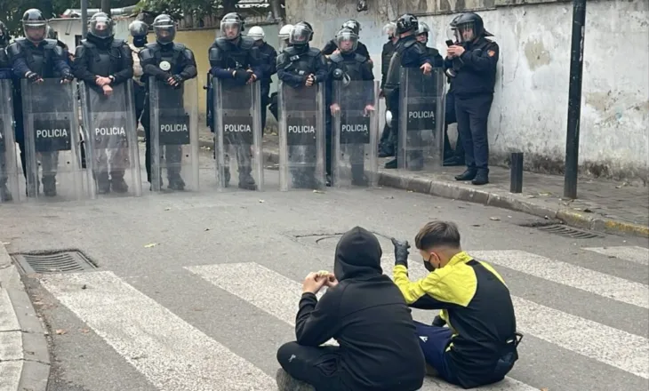 Protesta në Tiranë/ I madh dhe i vogël në këmbë, dy fëmijë ulen përballë policisë te Ministria e Arsimit