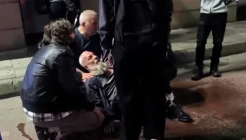 Protesta në Tiranë, i moshuari humb ndjenjat në Rrugën e Barrikadave, qytetarët i vijnë në ndihmë